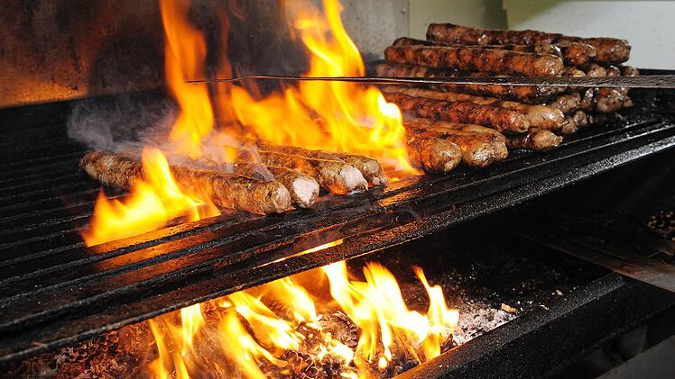 Coburger Bratwurst auf dem Rost über Kiefernzapfen: Die Stadt hat nun eine Richtlinie für die Bratwurstbrater erlassen - und einige Vorschriften aufgeweicht.