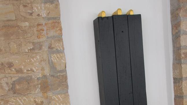 An Kaiser Karl den Großen erinnert das Kunstwerk des  Künstler Herbert "Jimmy" Fell. Die drei "Karlszinken" symbolisieren die drei Ortsteile Unterebersbach, Oberebersbach, Niederlauer, die der Kaiser auf seinem Weg in die "Salzpfalz" passierte und verdeutlichen (mit einem Augenzwinkern), dass der Kaiser vorher durch die Ortsteile der Gemeinde Niederlauer gekommen sein musste, bevor er in Salz ankam. Foto: Manfred Mellenthin