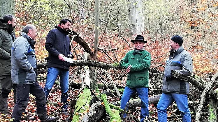 Ortstermin im Fuchsstädter Naturschutzwald mit (von links) Revierleiter Rainer Bräunig (FBG Rhön-Saale), Abteilungsleiter Bernhard Zürner (Amt für Ernährung, Landwirtschaft und Forsten, Bad Neustadt), Fachreferent Peter Piel (Untere Naturschutzbehörde), Fuchsstadts Bürgermeister Peter Hart und Amtsleiter Oliver Kröner (AELF, Bad Neustadt)  Foto: Sigismund von Dobschütz