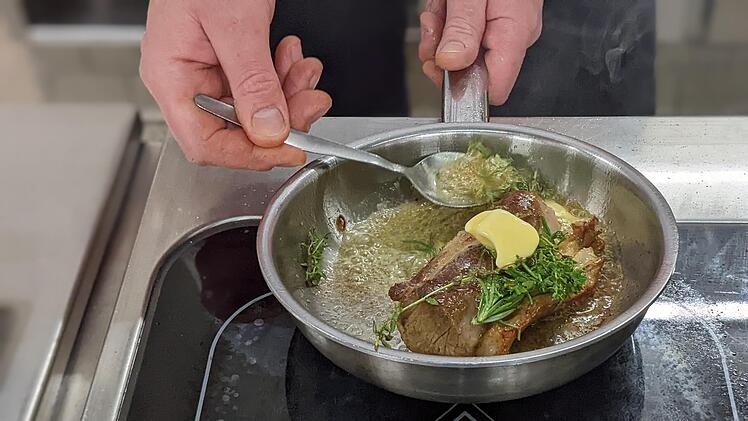 Zum Ende wird die Butter über das Fleisch gegeben.