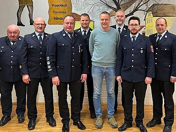 Neuwahlen bei der Feuerwehr Rugendorf (von links): Vorsitzender Roland Schnaubelt, scheidender Kommandant Benno Bauß, Kommandant Franz Schnaubelt, Kreisbrandrat Thomas Hoffmann, Bürgermeister Gerhard Theuer, Kreisbrandinspektor Yves Wächter, stell...