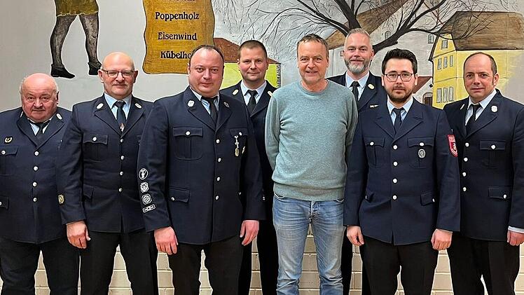 Neuwahlen bei der Feuerwehr Rugendorf (von links): Vorsitzender Roland Schnaubelt, scheidender Kommandant Benno Bauß, Kommandant Franz Schnaubelt, Kreisbrandrat Thomas Hoffmann, Bürgermeister Gerhard Theuer, Kreisbrandinspektor Yves Wächter, stell...