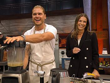 Europa grillt den Henssler 4 "Die machen einen ganz wuschig": Laura Wontorra fand bei "Europa grillt den Henssler" großen Gefallen an Isländer Rúrik Gíslason (Bild) und seinem Landsmann Sævar Lárusson.