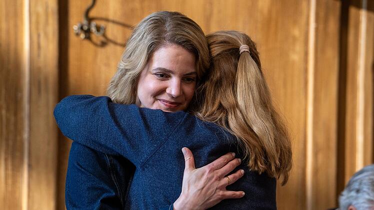 Ist die Wiedersehensfreude von Julia (Rike Schmid, links) und ihrer kleinen Schwester Lilli (Pina K&uuml;hr) echt? Die &Auml;ltere war ihr Leben lang eifers&uuml;chtig auf die J&uuml;ngere.