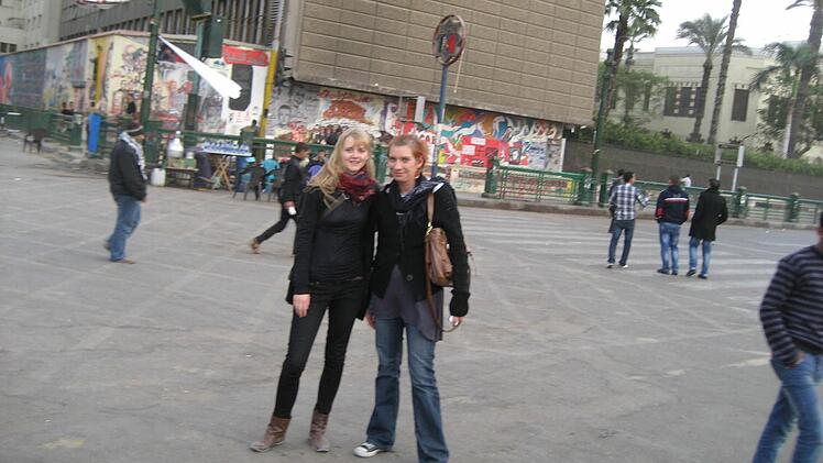 Alexandra Gehres mit ihrer Mitbewohnerin Eva Lange - ebenfalls einer deutschen Lehrerin - auf dem Tahrirplatz in Kairo Foto: privat