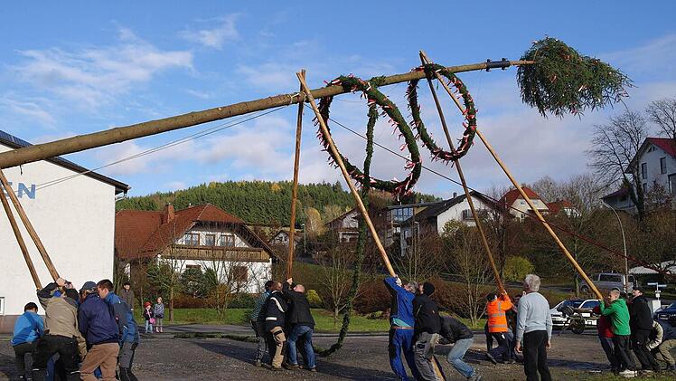 Nur mit Manneskraft wird der Kirmesbaum wieder in die Senkrechte gebracht.