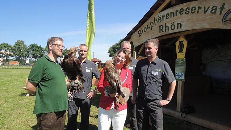 Die hessische Umweltministerin Priska Hinz mit Rotmilan-Dame Lucia. Links in Grün Falkner Michael Schanze. Foto: Biosphärenreservat