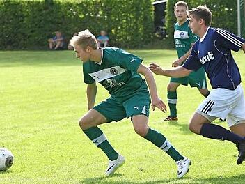 Rückkehrer Lorenz Hofmann (links/hier im Testspiel gegen den Kasendorfer Matthias Pistor) sieht sein Trainer Detlef Hugel in der offensiven oder defensiven Zentrale auf der "6" oder "10". Foto: Monika Limmer