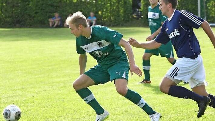 Rückkehrer Lorenz Hofmann (links/hier im Testspiel gegen den Kasendorfer Matthias Pistor) sieht sein Trainer Detlef Hugel in der offensiven oder defensiven Zentrale auf der "6" oder "10". Foto: Monika Limmer