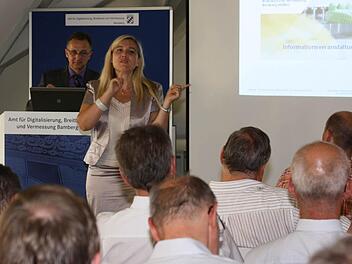 Teilnehmer der Informationsveranstaltung im Gespräch mit Gesundheitsministerin Melanie Huml (CSU)  Foto: ADBV Bamberg