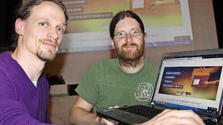 Beim Info-Abend bestellten (von links) Peter Geiß und Christian Fenn live "Legal Highs" - in gerade einmal 30 Sekunden. Fotos: Ralf Ruppert