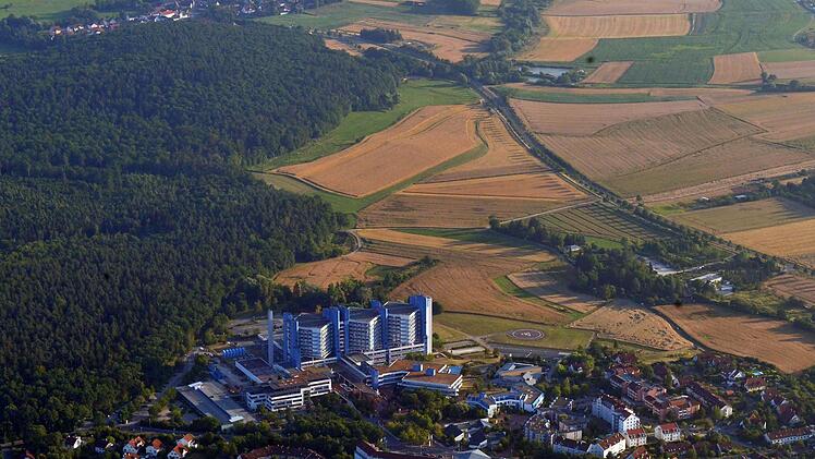2018 soll am Klinikum der vierte Bettenturm eröffnet werden. Die CSU-Fraktion möchte die Anbindung des Krankenhauses über eine Zufahrt von der Waizendorfer Straße deshalb nicht auf die lange Bank schieben (rechts oben im Bild).  Foto: Ronald Rinklef