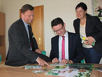 Sie besprechen noch einige Details für den Kinder- und Jugendgesundheitsstag. Im Bild (von links) Stephan Preisz von der AOK, Direktor Christian Grebner und die zweite Bürgermeisterin von Kronach, Angela Hofmann. Foto: Veronika Schadeck