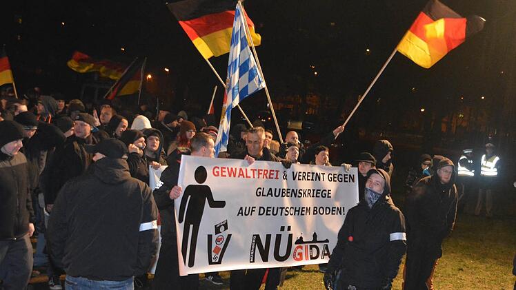 Neonazis bei Nügida: Laut dem bayerischen Verfassungsschutz ist aus der Bewegung inzwischen "Die Rechte" Nürnberg entstanden.  Foto: Thomas Witzgall