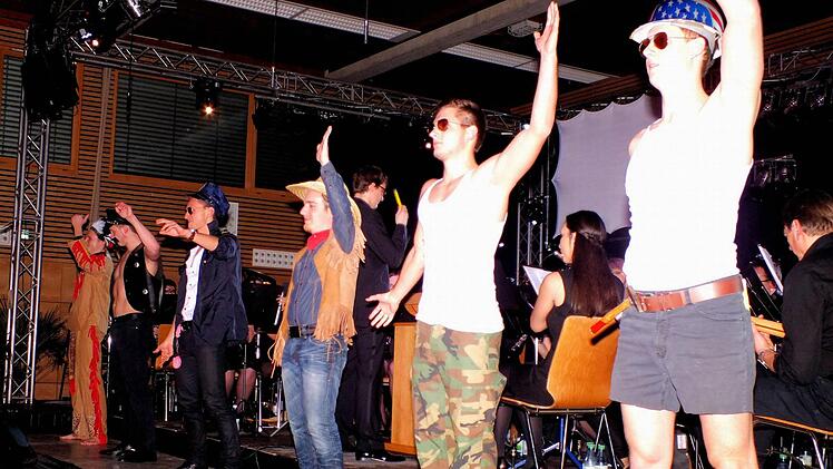 Zur Interpretation von Y.M.C.A. von Village People ließen sechs Musiker des BOS die Frauenherzen höher schlagen.