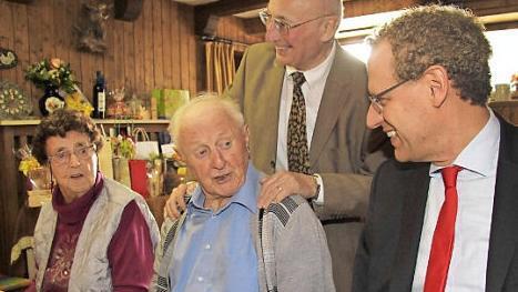 Bürgermeister German Hacker und Altbürgermeister Hans Lang (von rechts) gratulieren Rudi Welker (sitzend) zum 90. Geburtstag. Für Welkers Frau Anna gab es Blumen.  Foto: Richard Sänger