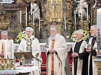 Pater Wilfried Balling (2. von links) feierte in der Klosterkirche im Kreis von Mitbrüdern einen Dankgottesdienst anlässlich seines 50-jährigen Priesterjubiläums. Foto: Heike Beudert