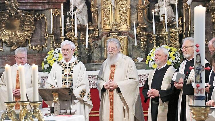 Pater Wilfried Balling (2. von links) feierte in der Klosterkirche im Kreis von Mitbrüdern einen Dankgottesdienst anlässlich seines 50-jährigen Priesterjubiläums. Foto: Heike Beudert