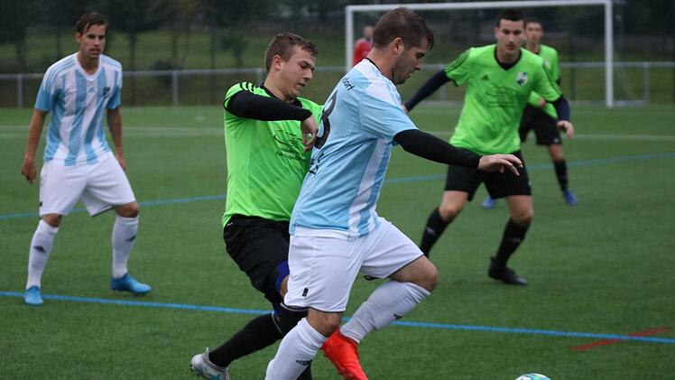 Der ASV Weisendorf (grüne Trikots) hat seine Favoritenrolle bestätigt und sich in der dritten Runde des Toto-Pokals auf Kreisebene gegen den ASV Niederndorf mit 3:1 durchgesetzt.Matthias Hofmann