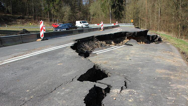 Dramatischer Anblick: Die Hälfte der ursprünglichen Fahrbahn ist im Auslauf einer der Kurven am Hambach weggebrochen. Der Riss wird immer tiefer. Eckehard Kiesewetter