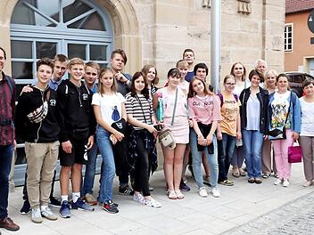 Die Schüler mit Schulpartnerschaftsbetreuer Erek Mennecke (l.) und Schulleiter Bernd Lohneiß  Foto: Johanna Blum