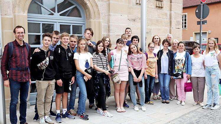 Die Schüler mit Schulpartnerschaftsbetreuer Erek Mennecke (l.) und Schulleiter Bernd Lohneiß  Foto: Johanna Blum