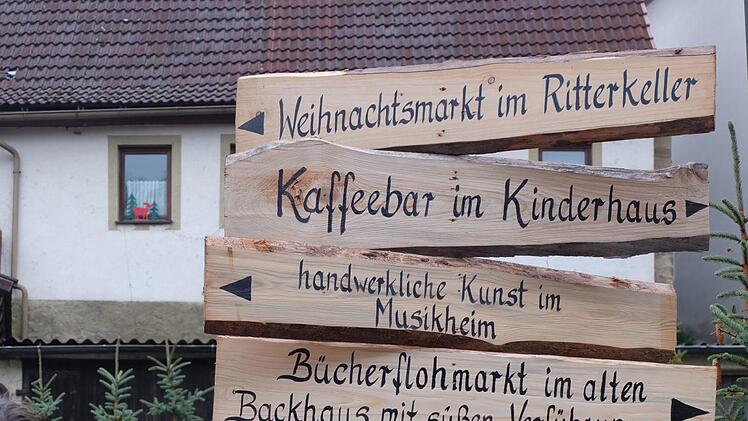 Hinweisschilder. Foto: Philipp Bauernschubert