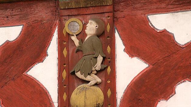 Diese Gestalt am Forchheimer Rathaus kratzt sich am nackten Hinterteil und betrachtet sich im Handspiegel im Glauben, den alleinigen Anspruch auf die Weltherrschaft zu haben.  Foto: Josef Hofbauer