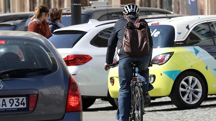 Der Fahrradklima-Test stellt den meisten St&auml;dten in Franken keine guten Ergebnisse aus. Foto: Bernd W&uuml;stneck/dpa