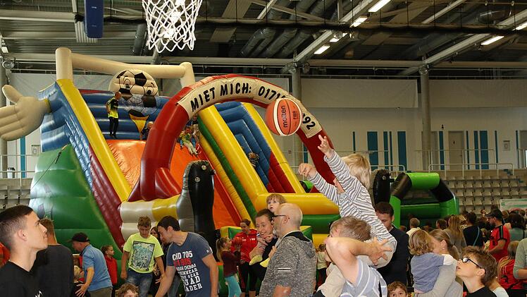 Von Papas Schulter aus ist der Baskeballkorb nicht ganz so weit weg. Foto: Wolfgang Desombre