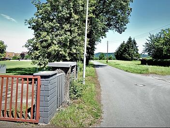 Auf diesem knapp 4000 Quadratmeter großen Grundstück möchte der Träger Diakoneo weitere 24 Wohneinheiten für Menschen mit Behinderung errichten. Zur Orientierung: Links der Sportplatz an der Austraße.