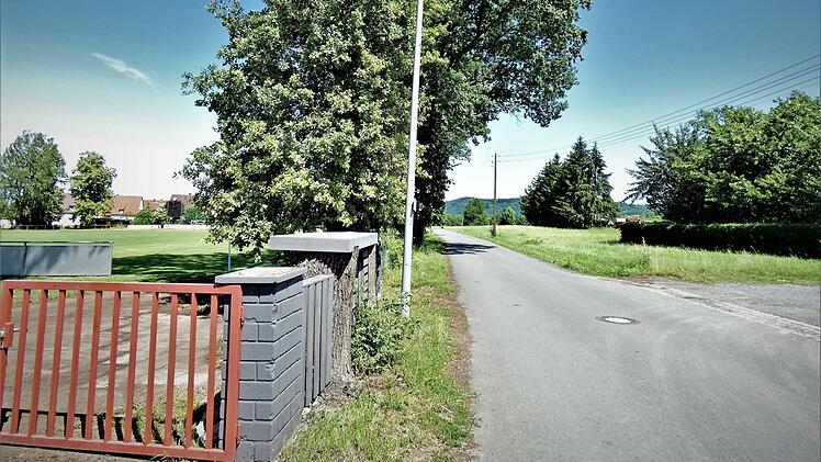 Auf diesem knapp 4000 Quadratmeter großen Grundstück möchte der Träger Diakoneo weitere 24 Wohneinheiten für Menschen mit Behinderung errichten. Zur Orientierung: Links der Sportplatz an der Austraße.