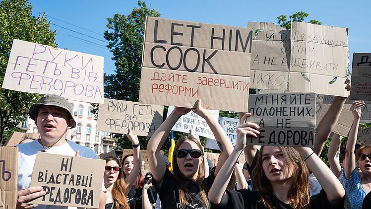 Proteste in Kiew nach Entlassung von Verteidigungsminister