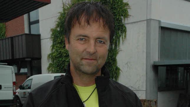 Norbert Scholz zeigt einen der 13 Einsatzpläne zur Itzreinigung.