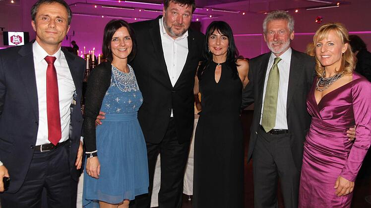 Chefredakteur Frank Förtsch (mit Ehefrau Alexandra) und Klaus Stieringer (mit Sabine Zimmermann) freuten sich über den weltmeisterlichen Besuch von Paul Breitner und Martina Ertl-Renz.
