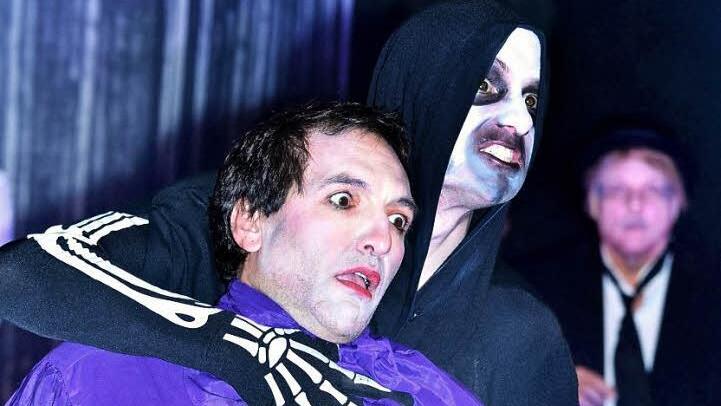 Der Tod (Benedikt Lehmann) hat Jedermann (Gerd Kammerer) fest im Griff. Unser Bild entstand in der Spielzeit 2013, als es noch genügend männliche Darsteller gab. Die werden jetzt gesucht. Foto: Archiv