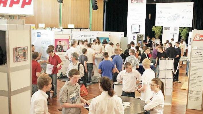 Viel los im Kongresshaus: Hunderte Besucher bei der Berufsbildungsmesse. Fotos: IHK