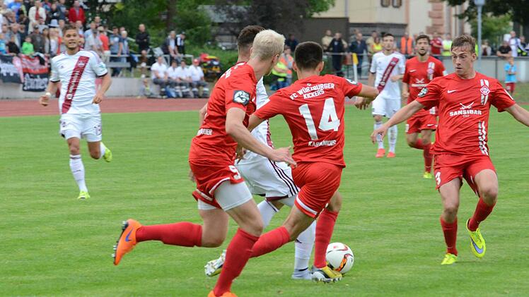Impressionen vom Spiel des 1. FC Nürnberg (weiße Trikots) gegen die Würzburger Kickers (2:2). Foto: Jürgen Schmitt