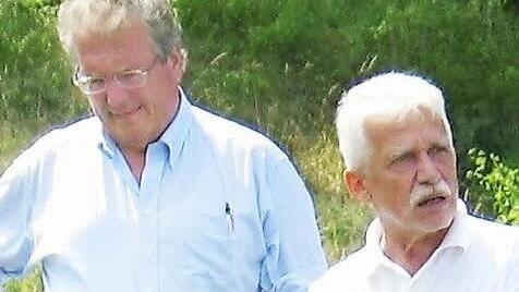 Der Biologe in seinem Element: Mit Vorliebe führt Klaus Mandery (rechts) Gäste durch den artenreichen Standortübungsplatz. Zu den beeindruckten Besuchern zählte schon mehrfach (hier im Jahr 2010) auch der BN-Landesvorsitzende Hubert Weiger (links).  Foto: Archiv/privat