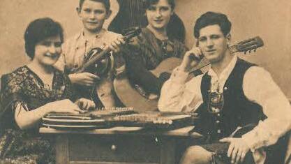 Die Geschwister Laumer als Schrammel-Quartett, das im Gasthof Großkopf in den 30er Jahren regelmäßig vor Gästen spielte. Foto: pr