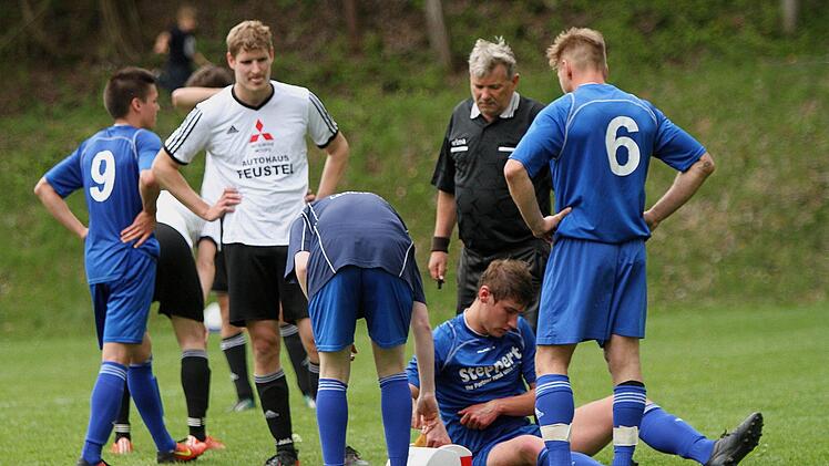 SC-Spielertrainer Werner Semm (Zweiter von rechts) beim Spiel mal am Boden, aber am Ende obenauf mit einem Sieg