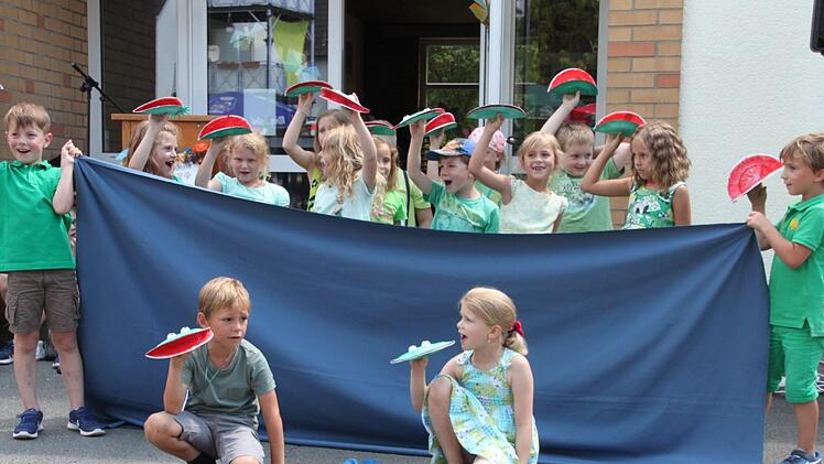Die erste Klasse erfreute mit dem Bewegungsspiel "Der Frosch im Gartenteich". Foto: Stephan Stöckel