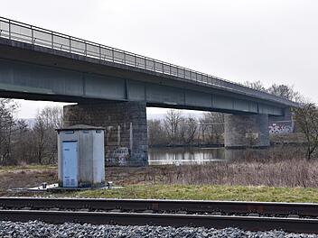 Wenn die Brücke über den Main bei Horhausen abgerissen und neu errichtet wird, wird der Zweckverband zur Abwasserbeseitigung im Raum Theres die Abwasserleitung von Horhausen zum Pumpwerk am Mainradweg wahrscheinlich unter dem Main verlegen.  Ulrike Langer
