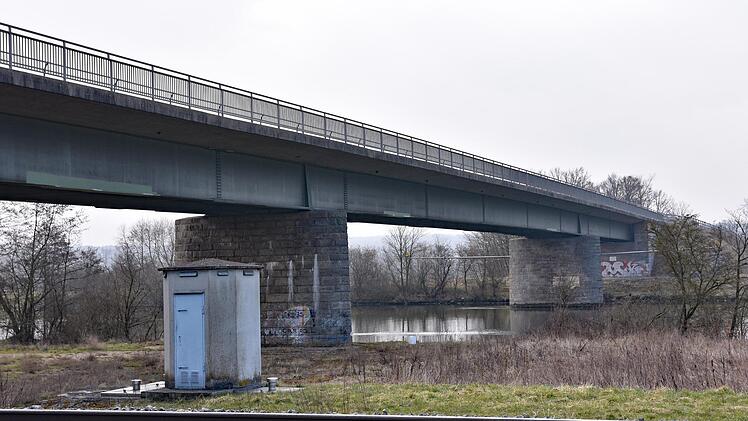 Wenn die Brücke über den Main bei Horhausen abgerissen und neu errichtet wird, wird der Zweckverband zur Abwasserbeseitigung im Raum Theres die Abwasserleitung von Horhausen zum Pumpwerk am Mainradweg wahrscheinlich unter dem Main verlegen.  Ulrike Langer