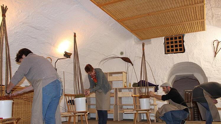 Der Gewölbekeller mit Flechtdecke bietet den passenden Rahmen.