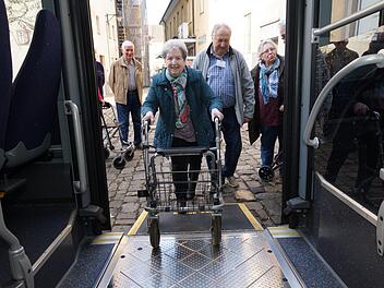 Helga Springer probiert aus, wie sie mit dem Rollator am besten in den Bus einsteigt.Foto: Arkadius Guzy