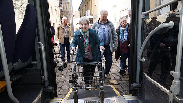 Helga Springer probiert aus, wie sie mit dem Rollator am besten in den Bus einsteigt.Foto: Arkadius Guzy
