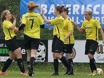 Jubel bei den Damen des RSC Oberhaid nach dem 1:0 durch Laura Lorber (3. v. l.). Am Ende setzte sich der RSC im Kreispokal-Endspiel gegen die SG Mistelgau/Kirchahorn mit 3:1 durch. sportpress