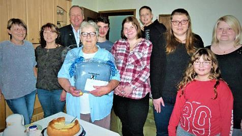 Marianne Grieger (mit Geschenk) im Kreise ihrer Familie, mit im Bild 2. Bürgermeister Klaus Amschler (Dritter von links)  Foto: Werner Reißaus