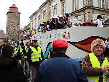 Sie trotzten dem Nieselregen: 30 Gruppen haben sich am Faschingsdienstag mit ihren Wagen von den Aischwiesen durch die Höchstadter Innenstadt geschlängelt. Das Schiff vom Team "Brennholz Köberlein" feierte Jungfernfahrt. Fotos: Franziska Rieger/Andreas Dorsch